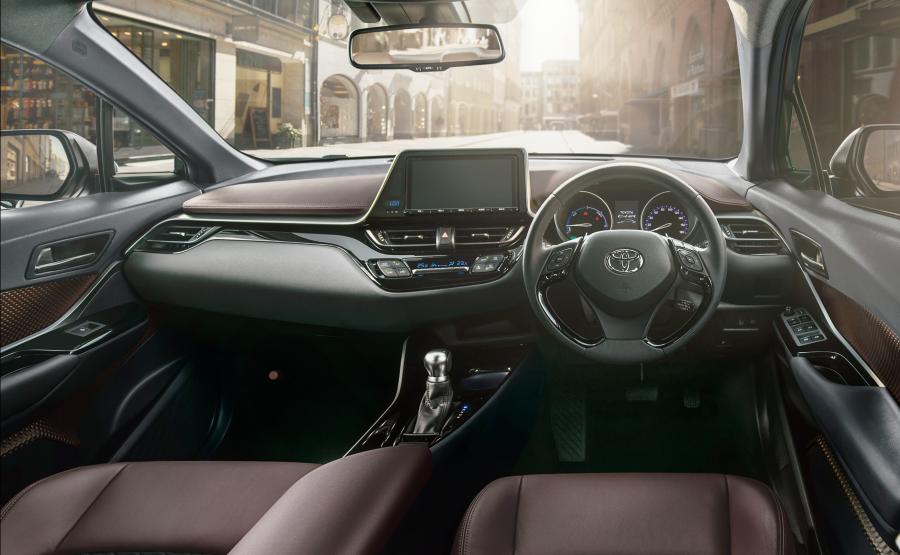 Торпедо Toyota C-HR Hybrid 2016 года  (JP) (фото 13 из 18)